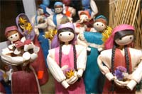 Bolivia.com - Un mundo de color en tallados orientales